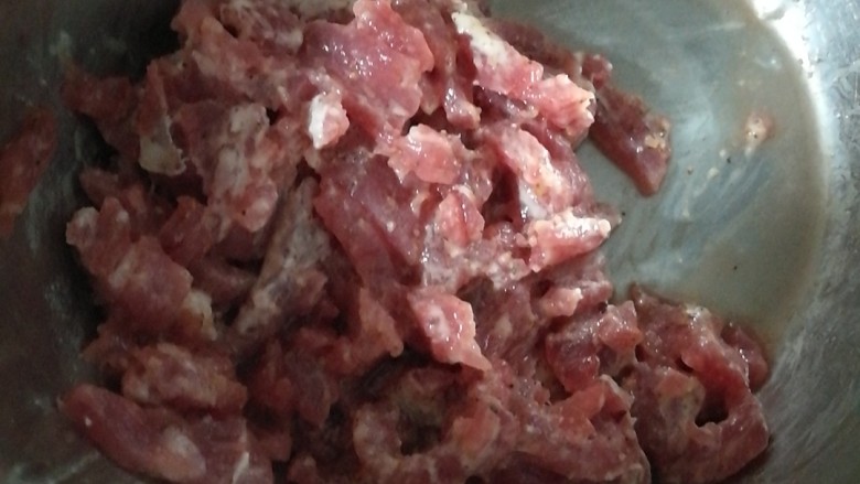 快手菜,胡萝卜番茄牛肉羹,<a style='color:red;display:inline-block;' href='/shicai/ 216'>牛肉</a>洗净切丝,加入生粉搅拌均匀