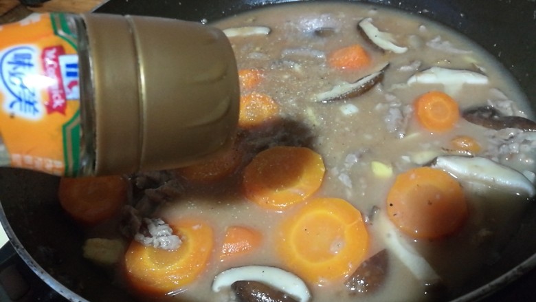 快手菜,胡萝卜番茄牛肉羹,加入盐、胡椒粉,搅拌均匀