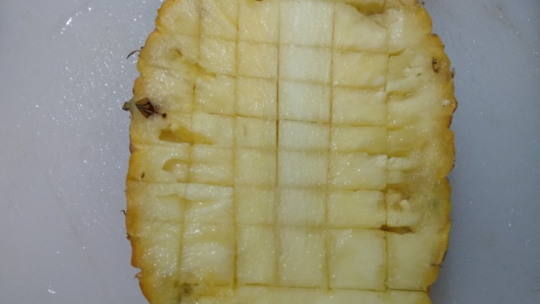 菠萝炒饭,<a style='color:red;display:inline-block;' href='/shicai/ 597'>菠萝</a>对半切开，用水果刀沿着<a style='color:red;display:inline-block;' href='/shicai/ 597'>菠萝</a>四周划开，将<a style='color:red;display:inline-block;' href='/shicai/ 597'>菠萝</a>芯划成小块，用勺子挖出果肉。