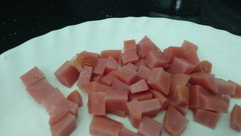 菠萝炒饭,<a style='color:red;display:inline-block;' href='/shicai/ 425'>香肠</a>切成小丁备用。