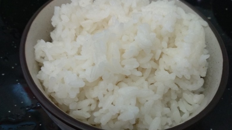 菠萝炒饭,准备一碗<a style='color:red;display:inline-block;' href='/shicai/ 507'>米饭</a>。