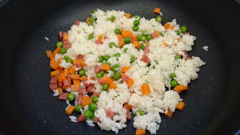 菠萝炒饭,倒入米饭，翻炒均匀。