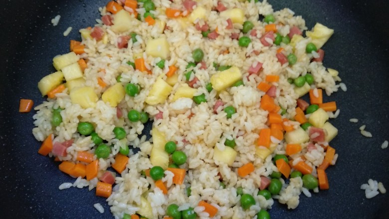 菠萝炒饭,翻炒均匀，倒入菠萝肉翻炒均匀。