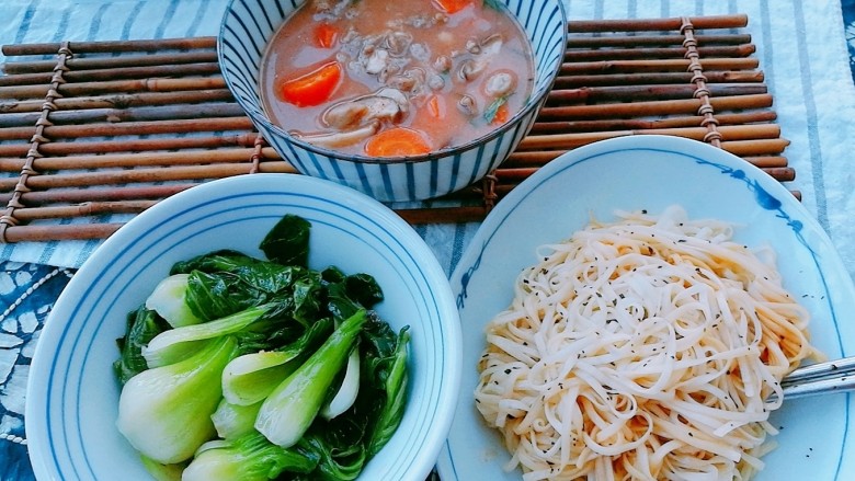 快手菜，胡萝卜番茄牛肉羹,搭配刚刚焯水捞过的拌青菜和拌面，半小时搞定营养丰富的晚餐