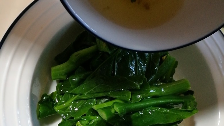 快手正餐 耗油蒜蓉广芥,浇在焯过水的芥蓝菜上,淋上<a style='color:red;display:inline-block;' href='/shicai/ 721'>蚝油</a>