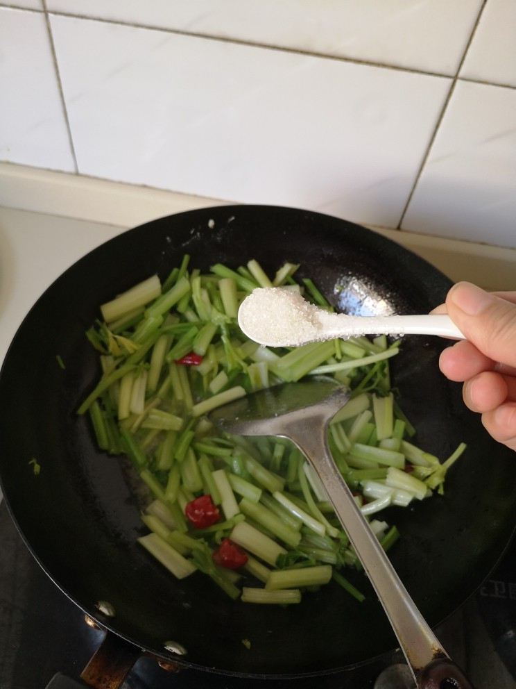 芹菜炒豆瓣,放两勺糖