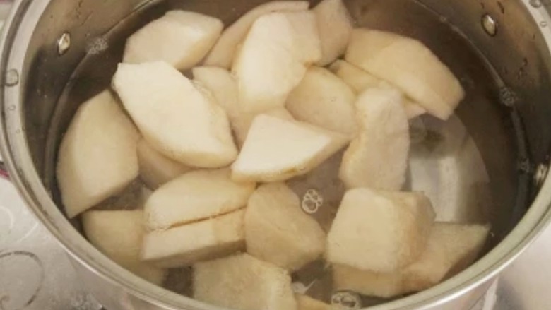快手小食 雪梨罐头,水开后加入梨块500克,小火煮几分钟即可