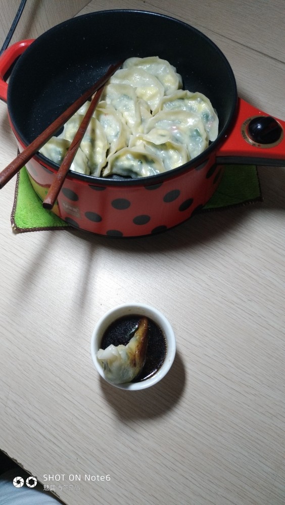 生煎韭菜鸡蛋饺,入冷水，盖锅盖，开大火，这是蒸汽腾腾，熟汁了，锅底还有少许油在发出滋滋声，可以开锅了，有必要的话，撒点芝麻，就可以关火开吃啦！