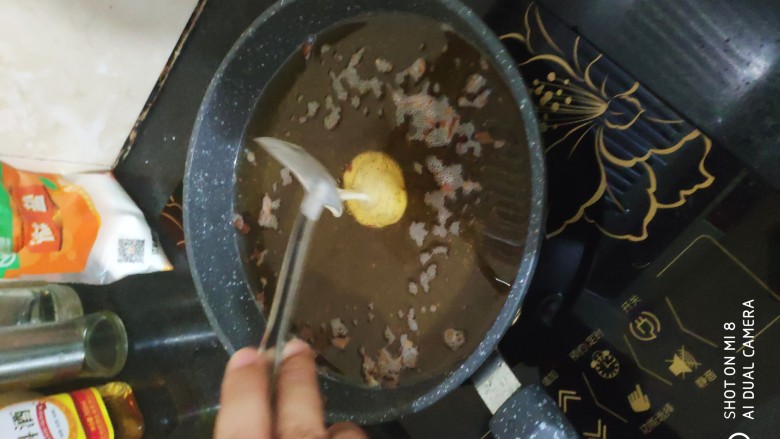 快手小食 油炸果子,锅里烧热油,油的温度要足够高,就跟炸油条一样,温度够高面糊放进去才能立马膨胀起来