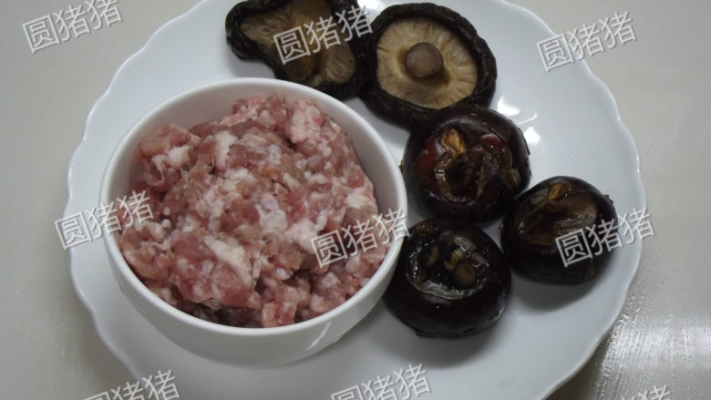 香菇肉丸,香菇提前用冷水浸泡1小时至软,马蹄去皮。
