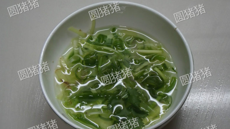 香菇肉丸,葱、姜切丝,用20克清水浸泡,并用手抓捏制成葱姜水。