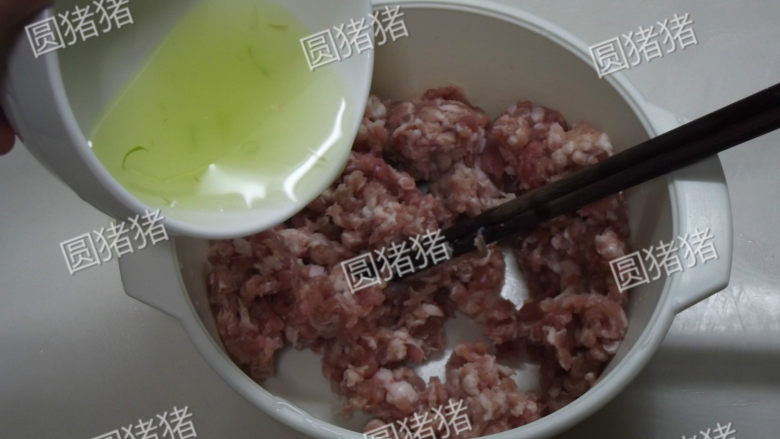 香菇肉丸,将葱姜水分次加入猪绞肉内,每次用筷子搅拌至吸收才加第二次。