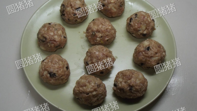 香菇肉丸,用手将绞肉挤成肉丸子,排放在盘上。