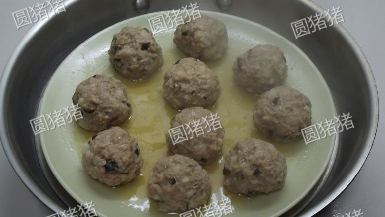 香菇肉丸,蒸锅烧开水,放入盘子,加盖大火蒸10分钟即可。