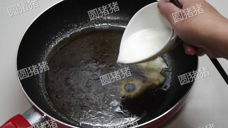 香菇肉丸,锅内加入淋酱料中的油、生抽、砂糖、清水烧至砂糖溶化,加入水淀粉。