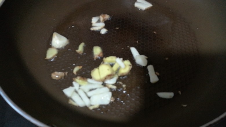 快手菜,腊肉番茄豆腐汤,锅中热油至七成,爆香姜蒜