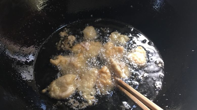 菠萝咕噜肉,1.开油锅炸至微黄色捞起。等待一会肉肉凉了
2.再开锅炸至金黄色捞出沥干油分备用。