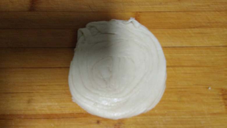 饺子皮版金丝饼,.
用手压扁,用擀面杖稍微擀薄一些