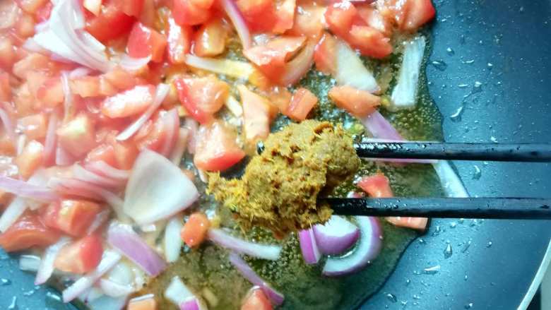 咖喱番茄牛肉面,根据口味
加咖喱酱翻炒