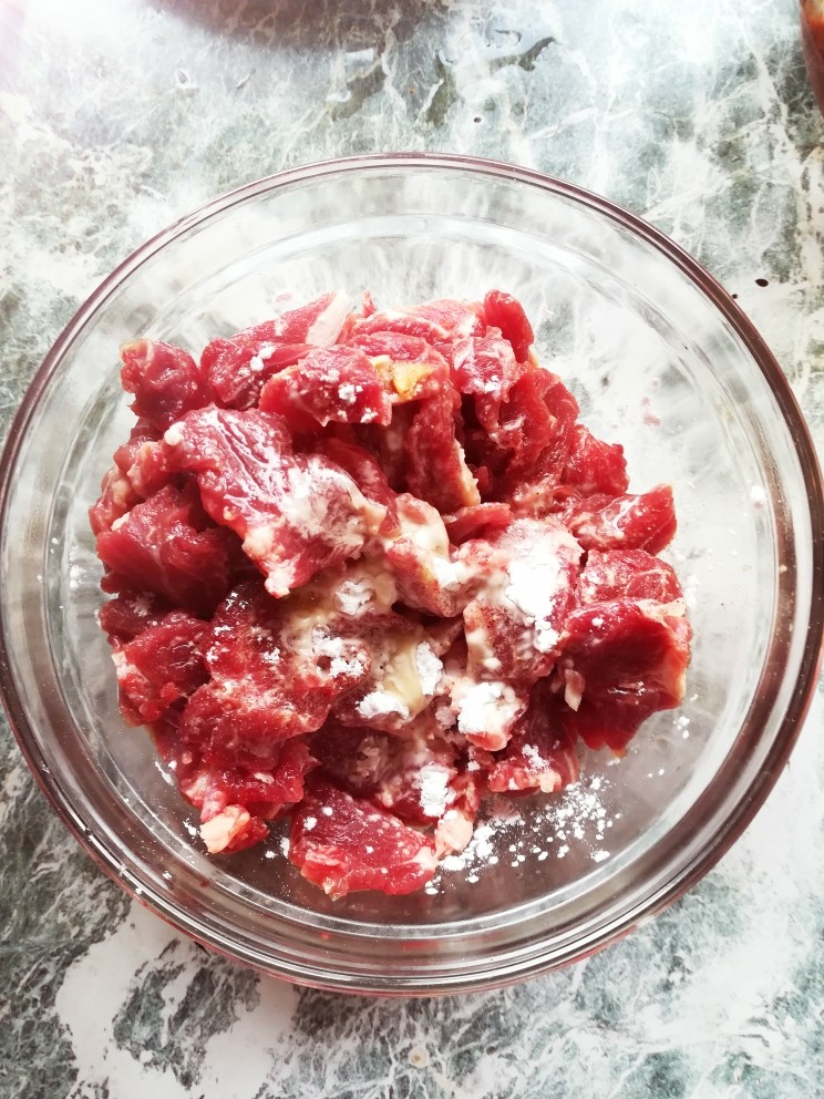 水煮肉片2,牛肉切片 放入碗里加小粉 黄酒 盐 花椒粉 胡椒粉一起搅拌待用