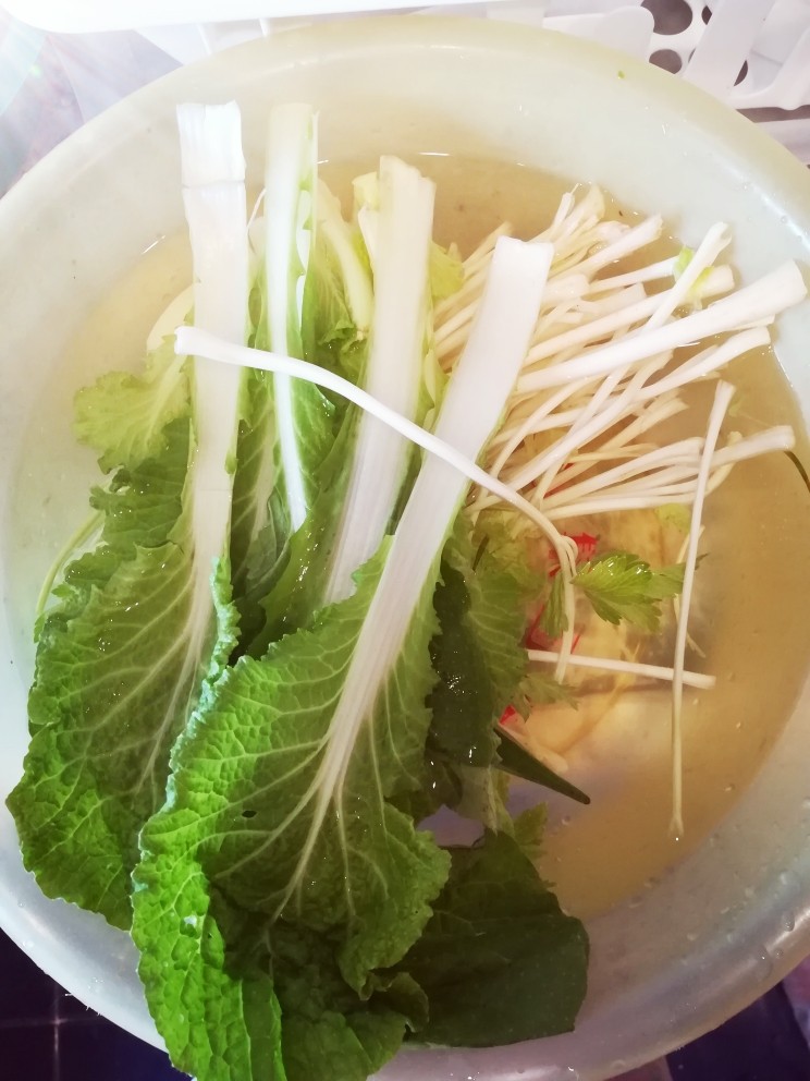 水煮肉片2,<a style='color:red;display:inline-block;' href='/shicai/ 112'>小白菜</a> <a style='color:red;display:inline-block;' href='/shicai/ 3517'>青菜</a>洗好待用