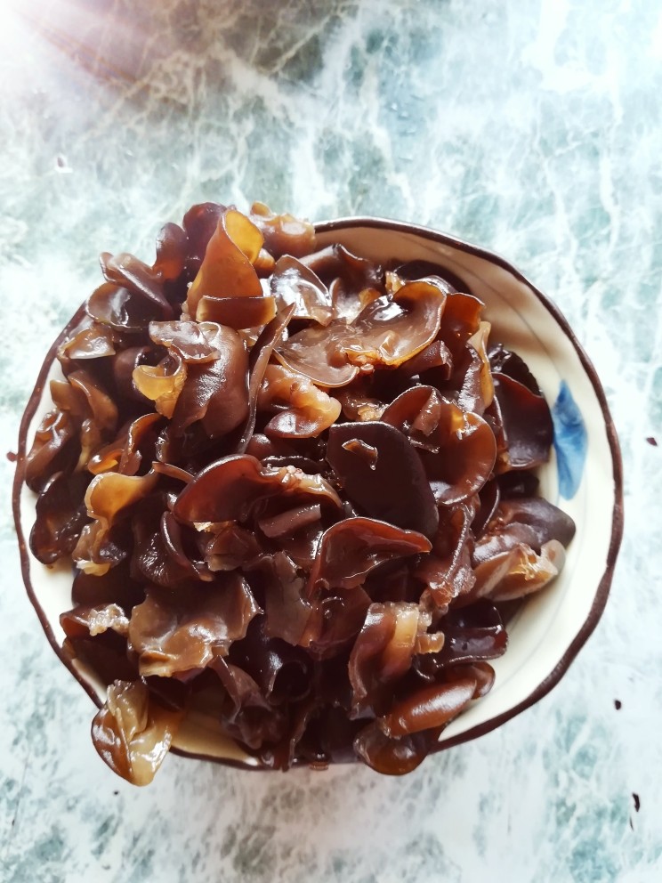 水煮肉片2,一小碗<a style='color:red;display:inline-block;' href='/shicai/ 233'>木耳</a>