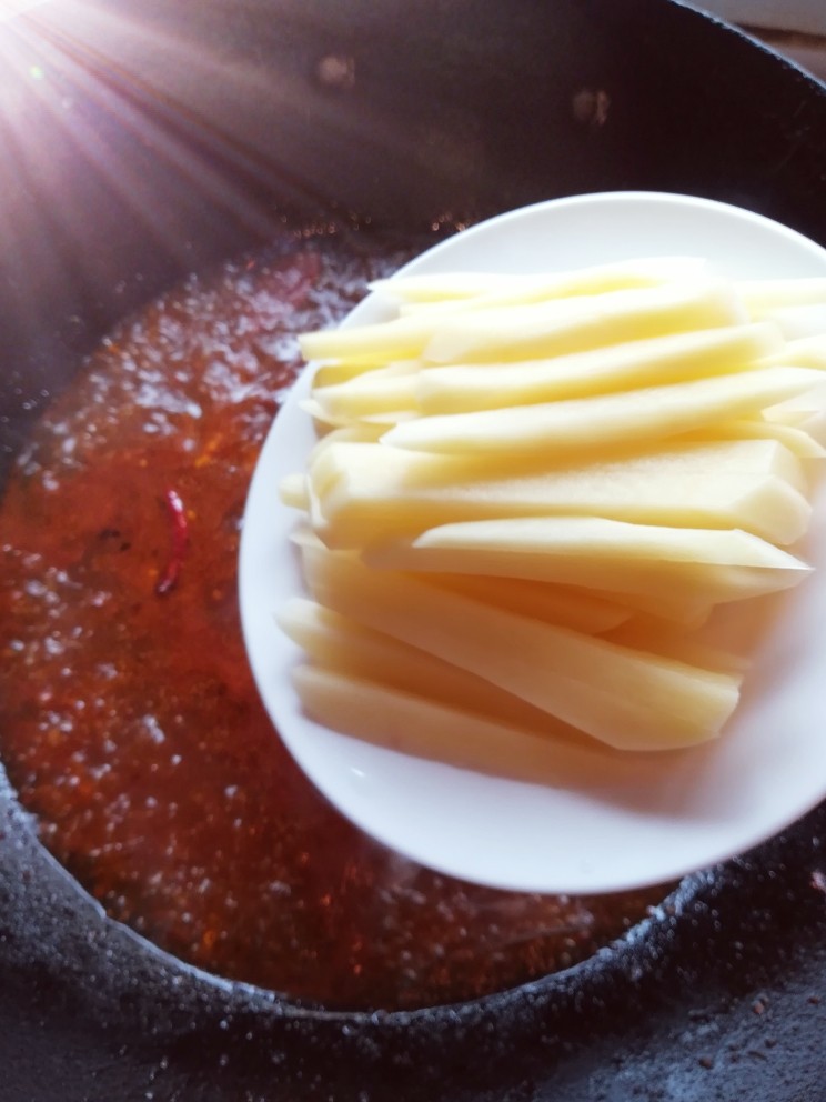 水煮肉片2,加点盐后放入土豆