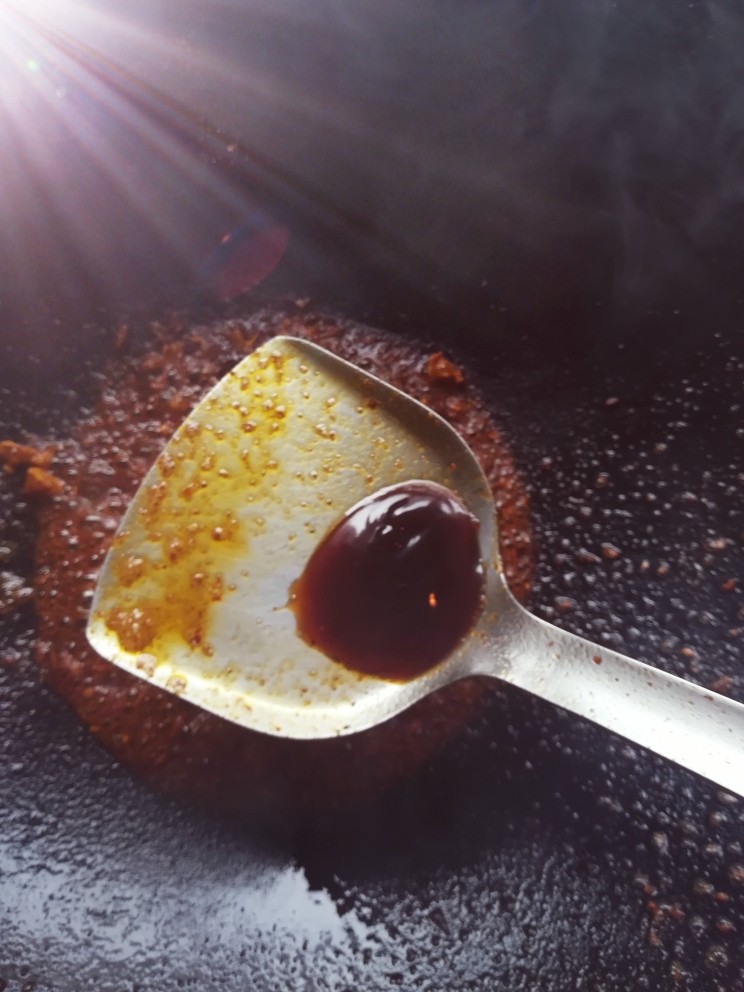 水煮肉片2,后放入一小勺耗油炒香加入开水