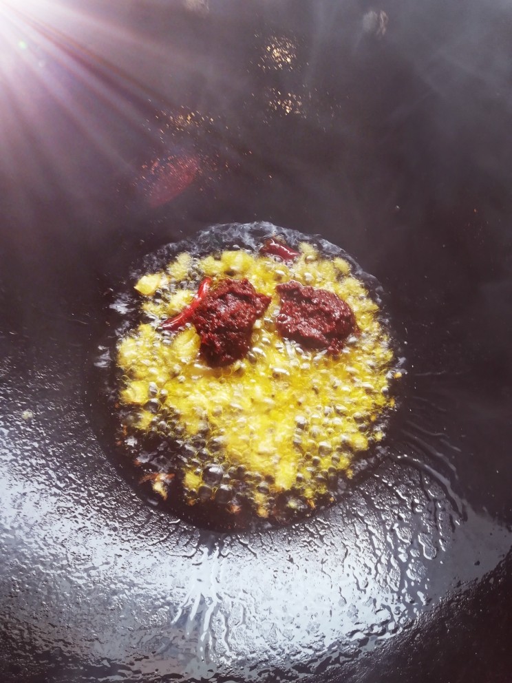 水煮肉片2,锅里入油烧热炒佐料和酱炒香