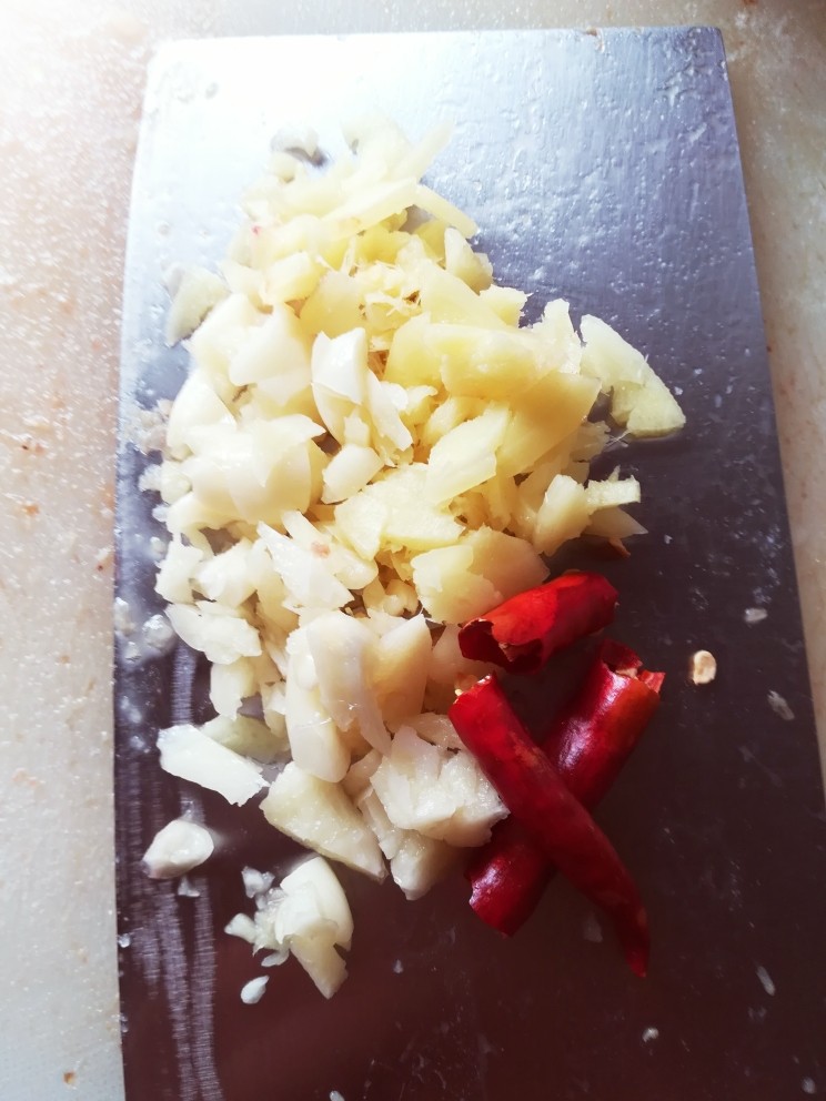 水煮肉片2,大蒜姜切碎辣椒段