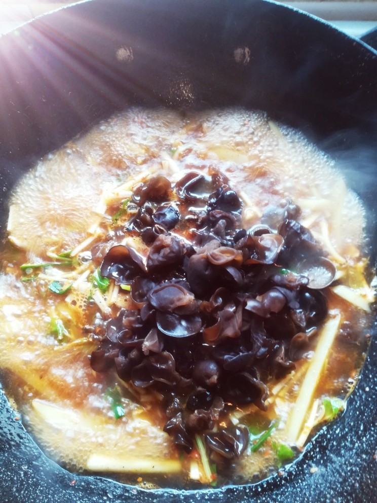 水煮肉片2,放入青菜蒜苗木耳煮