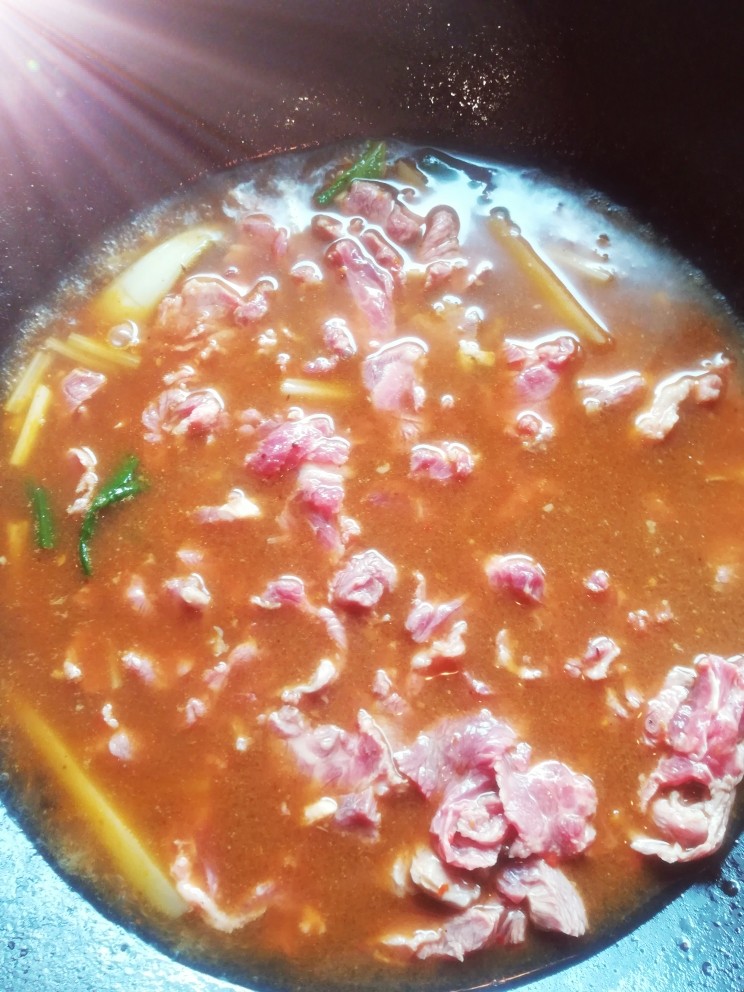 水煮肉片2,锅里汤涨后放入牛肉片煮三到五分钟