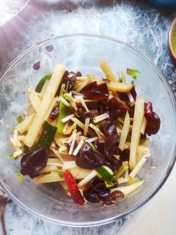 水煮肉片2,煮熟的菜捞起放入碗里待用