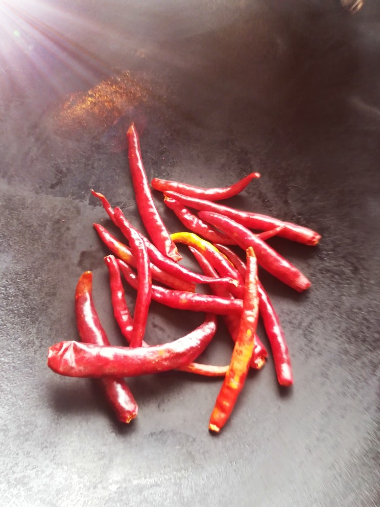 水煮肉片2,锅里烧热干炒干辣椒炒香