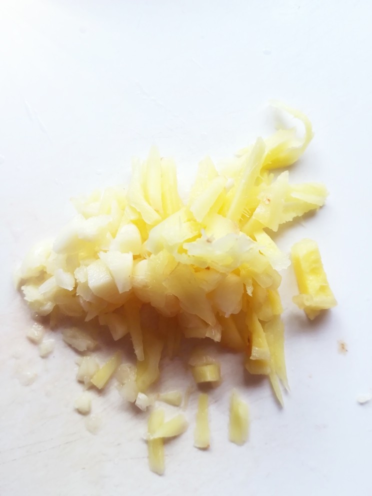 水煮肉片2,大蒜姜切片