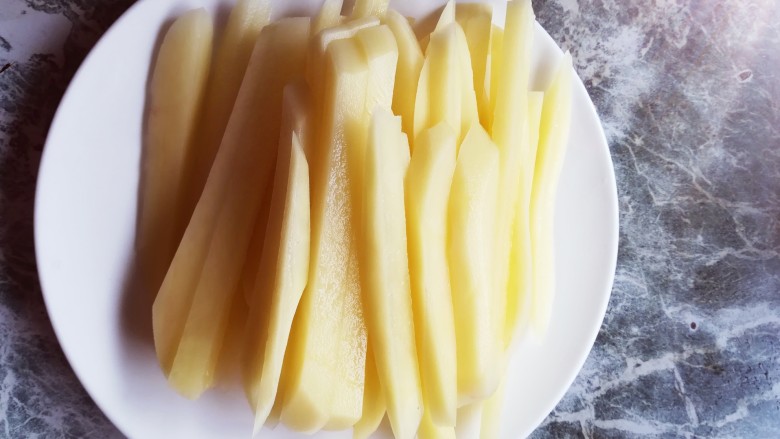 水煮肉片2,土豆切成一小块一小块的