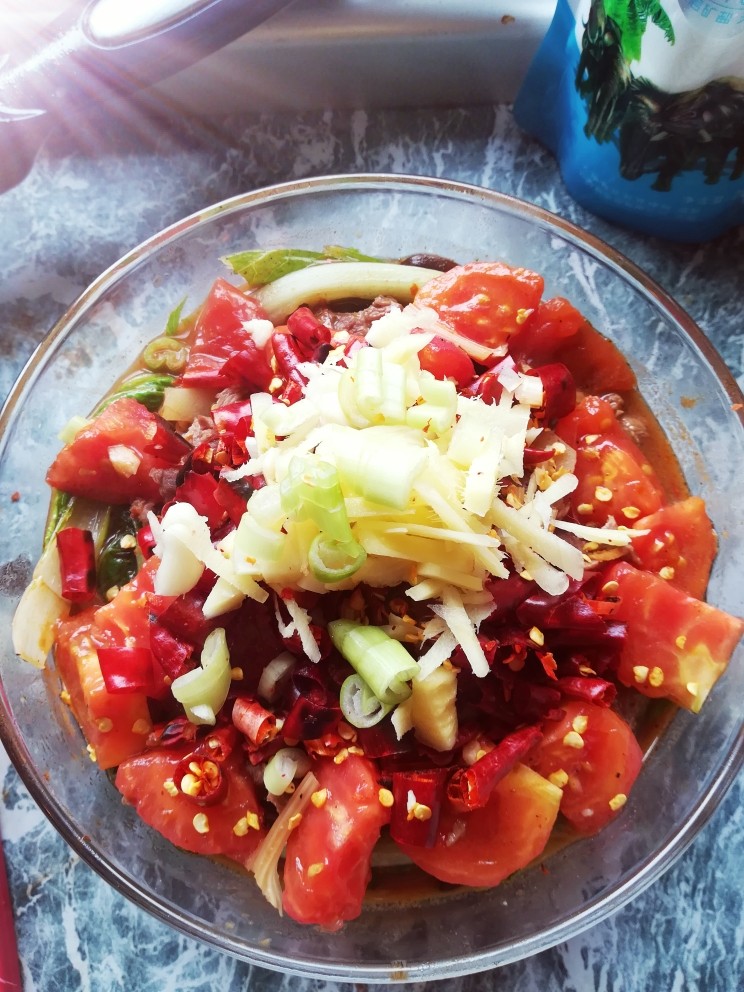 水煮肉片2,把辣椒 撒在肉上