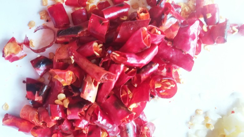 水煮肉片2,辣椒切成小块待用