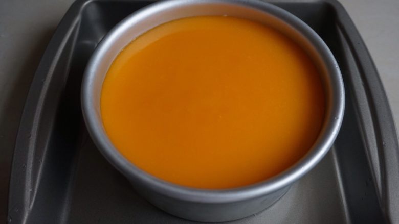 芒果慕斯蛋糕,做镜面:芒果肉90克加40克水用料理机打成芒果泥,倒入小奶锅里,隔热水加温到50度,将浸泡过的4克吉利丁片拧干水分后放入,拌至吉利丁片全部融化。其实这个步骤与前面做法一样的,最后淋在表面,放入冰箱冷藏4小时