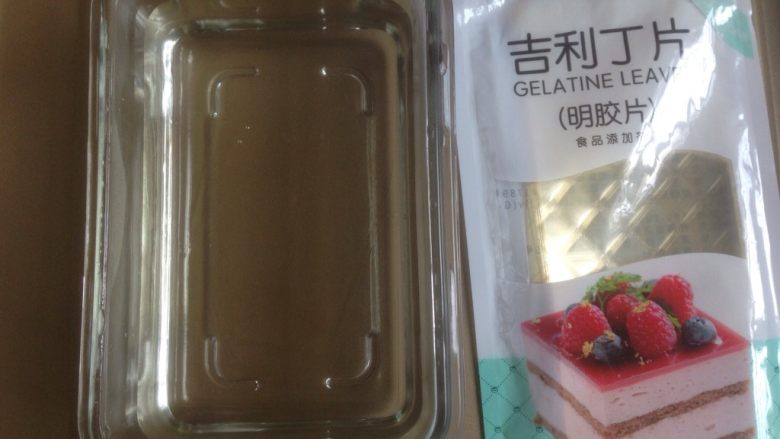 芒果慕斯蛋糕,10克吉利丁片放入冰水中浸泡十分钟,记得是冰水,不是室温水