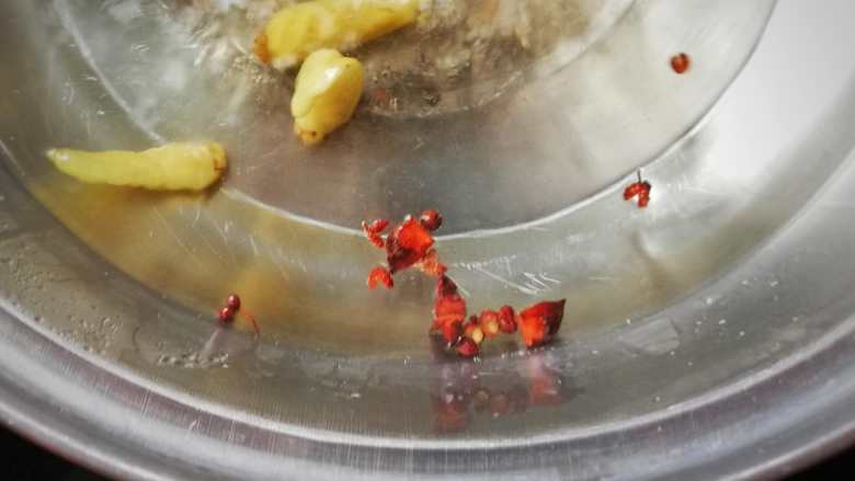 泡椒凤爪——改良版,清水煮沸
加少量泡椒、花椒、八角慢熬