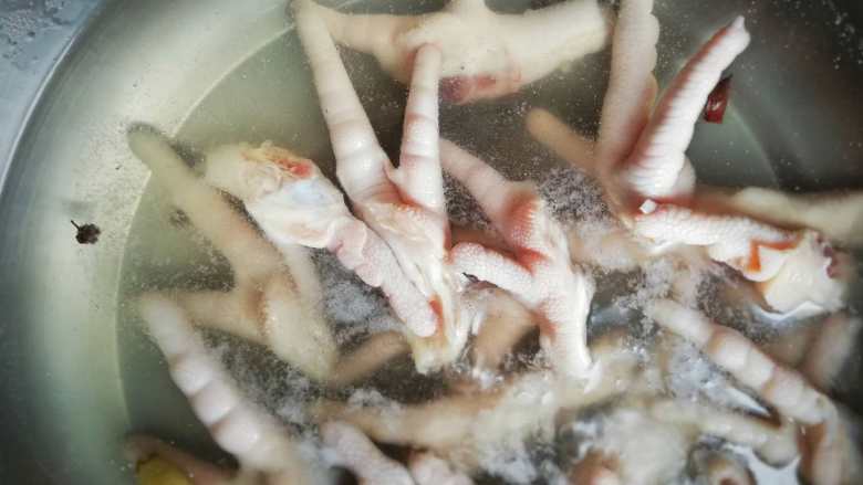 泡椒凤爪——改良版,锅内的汤水继续熬制
加少许盐、并加入凤爪