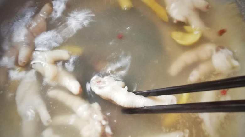 泡椒凤爪——改良版,约摸几分钟
用筷子试下凤爪是否熟透
然后关火
在汤水中涮开油层
尽量挑出无油的凤爪