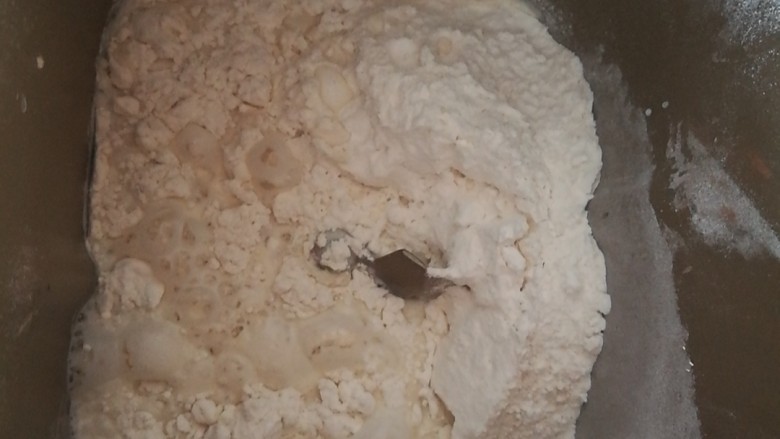 茶油低糖版可可软欧包,倒入面包机中,按揉面档