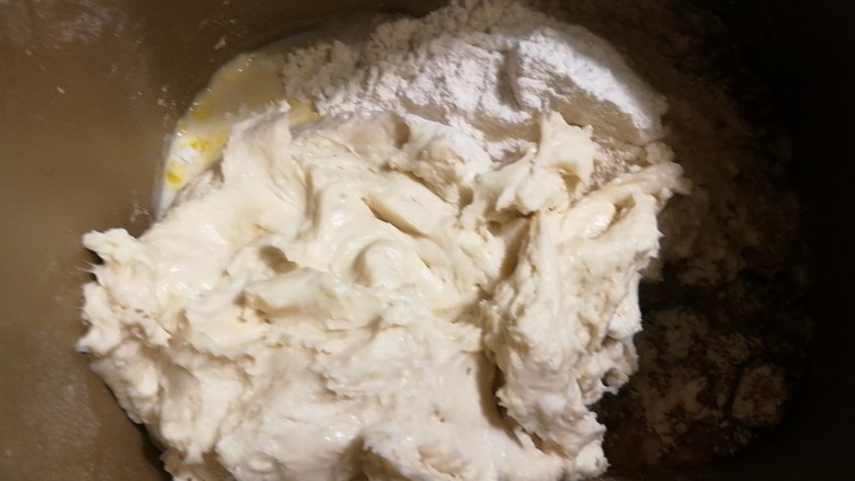 茶油低糖版可可软欧包,将主面团材料和中种面团材料一起倒入面包机中,将中种面团掰成几小块,按揉面档,重复两次。