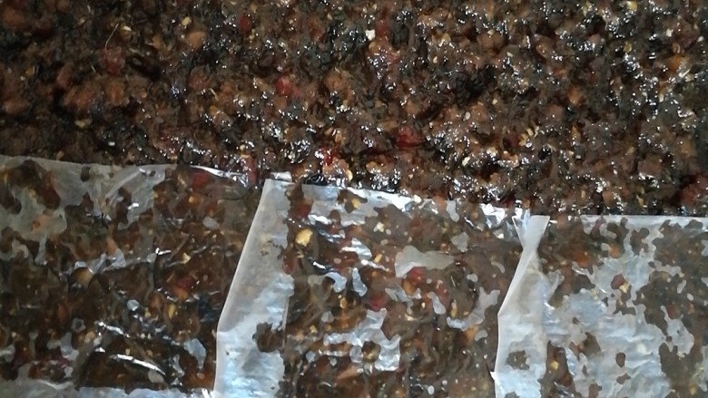 茶油低糖版可可软欧包,取出面团,在面团表面割出纹路,同时将烤箱上下火165度预热十分钟