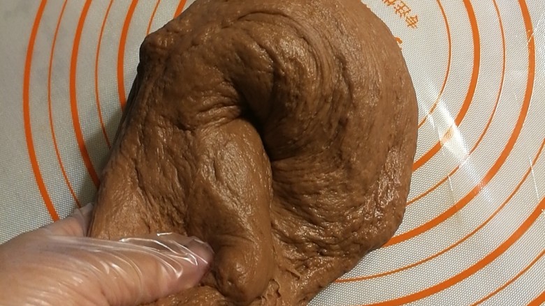 茶油低糖版可可软欧包,卷起。再次摔打卷起,重复十多次