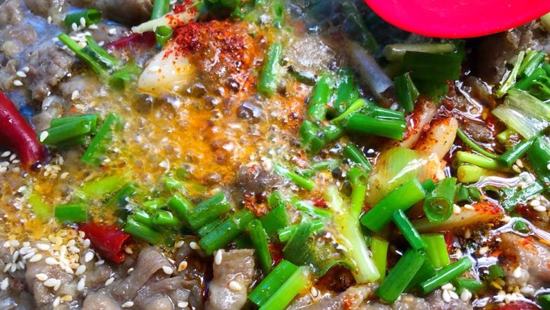 香辣肥牛,锅里烧写热油,浇到辣椒粉上即可