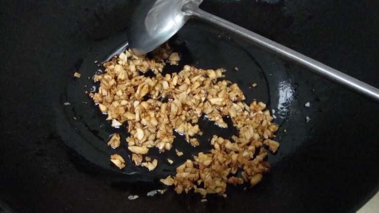 吉祥如意:金牌蒜香鸡,<a style='color:red;display:inline-block;' href='/shicai/ 1043'>三黄鸡</a>洗净,蒜切末,用底油炒至金黄