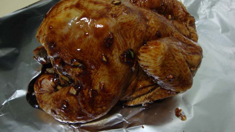 吉祥如意:金牌蒜香鸡,包裹上锡纸,包严实,不要露出鸡的身体